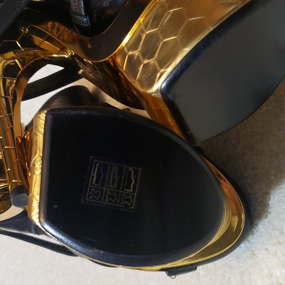 Versace size 39 color black leather 100% Authentic - Picture 12 of 17